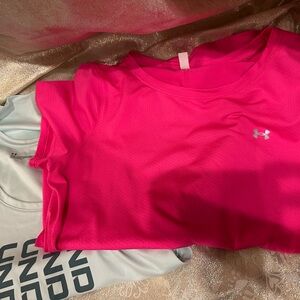 Women’s under Armour T-shirt bundle size large